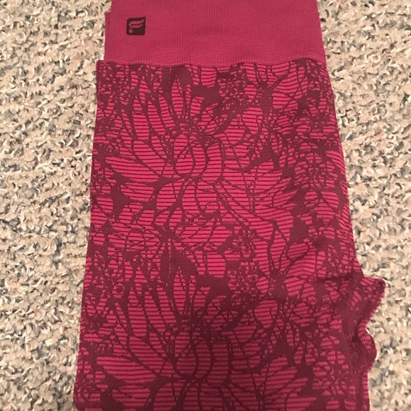 fabletics crop leggings breast cancer awareness - Picture 2 of 3